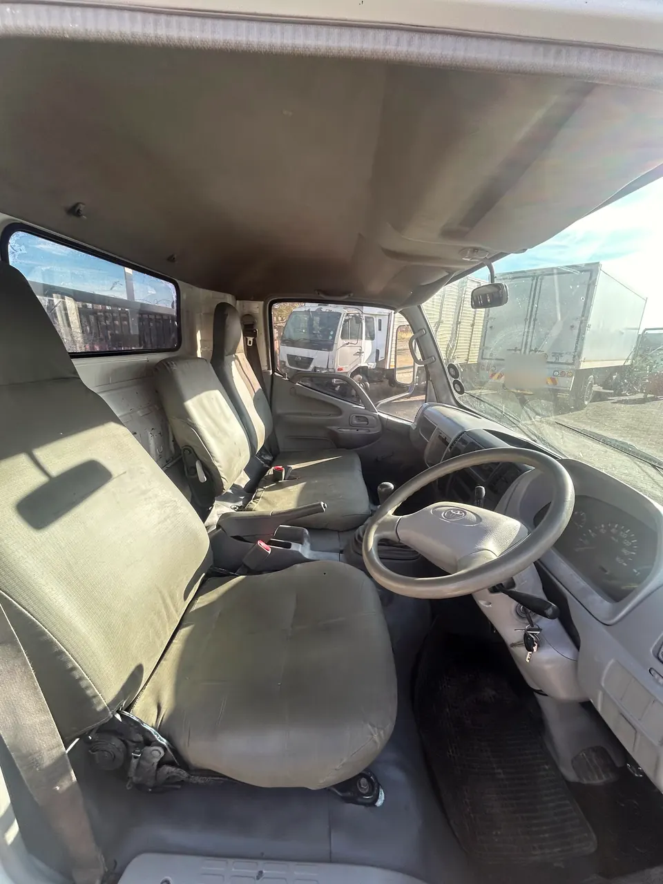 Toyota Dyna 8-145, cab interior