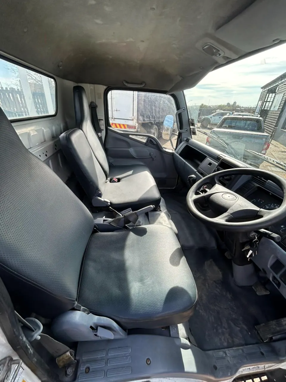 Fuso FE7-136 Dropside, cab interior