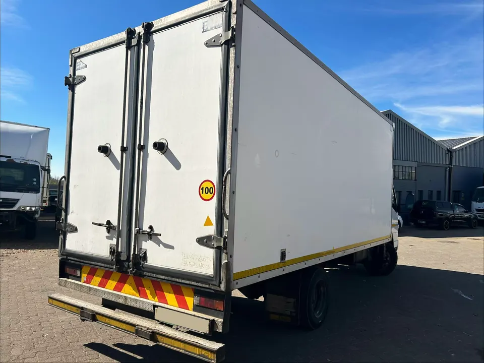 Fuso FE7-136 Van Body, rear doors
